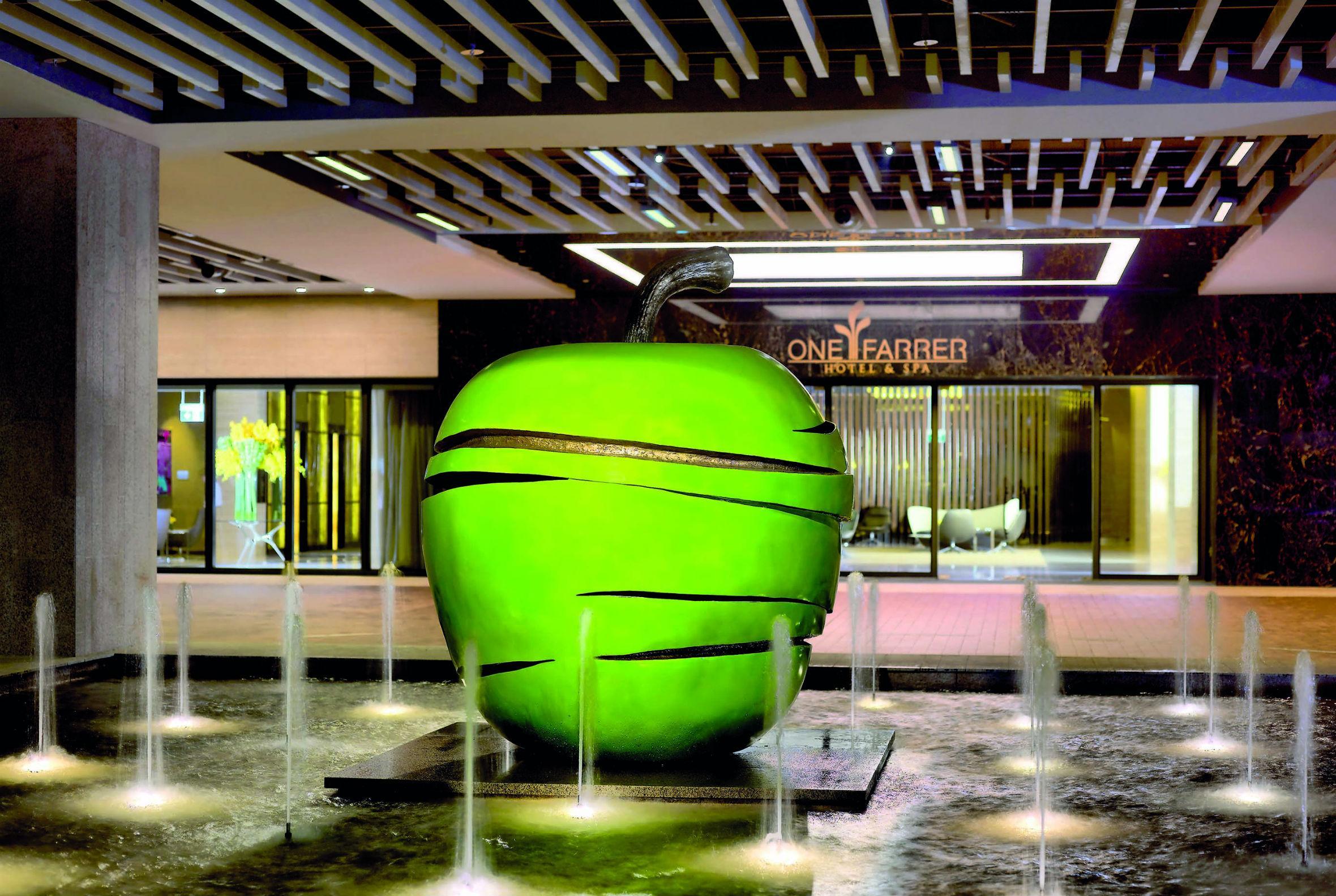 One Farrer Hotel سنغافورة المظهر الخارجي الصورة The Green Apple Fountain