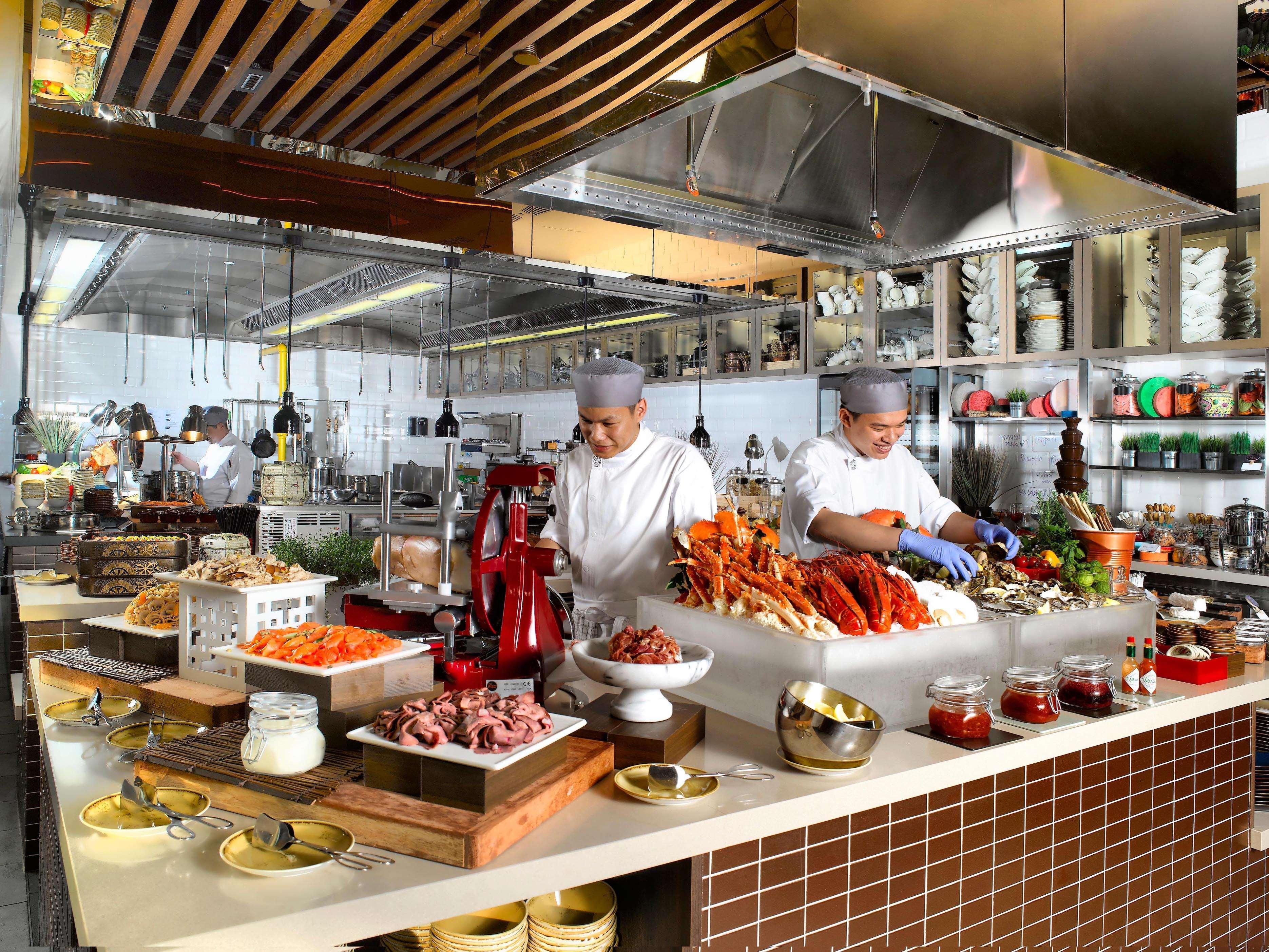 One Farrer Hotel سنغافورة المظهر الخارجي الصورة A live kitchen at a hotel