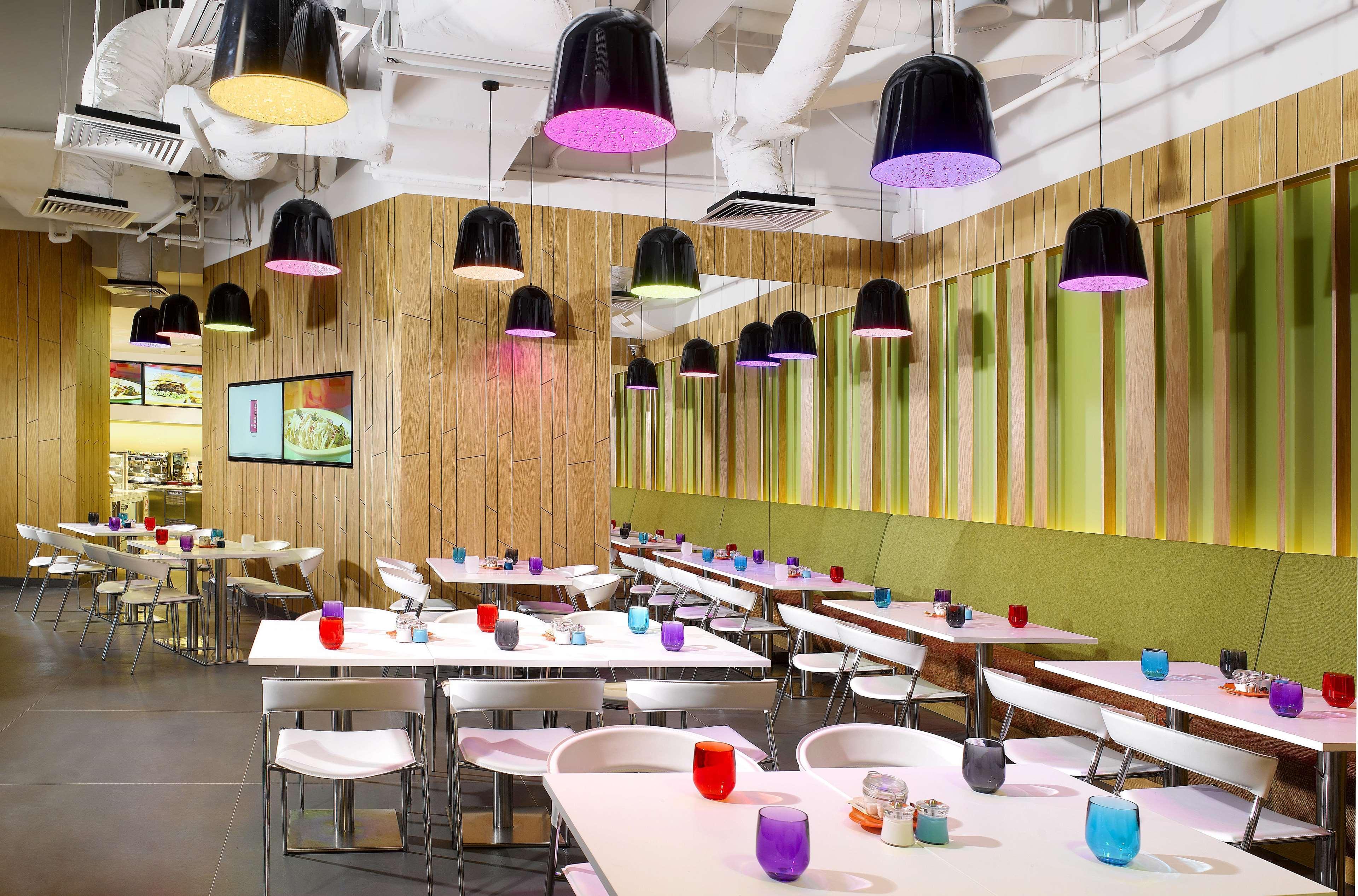 One Farrer Hotel سنغافورة المظهر الخارجي الصورة Interior of a YO! Sushi restaurant